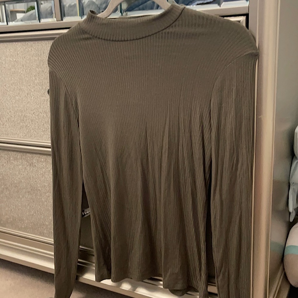 Long sleeve green love streak top